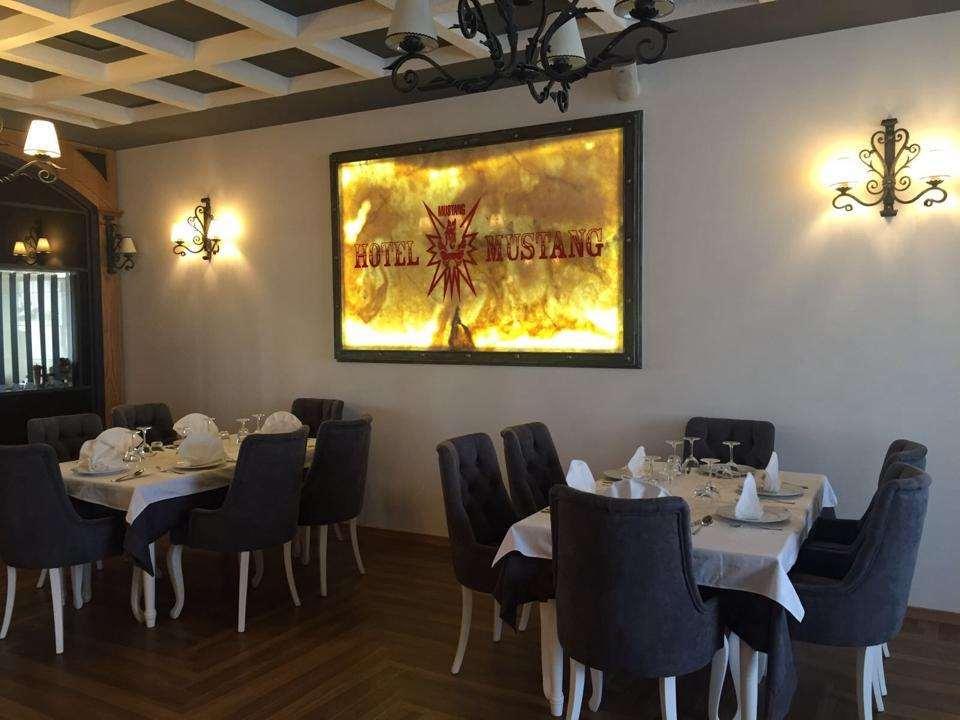 Vasqarr Hotel Mustang מסעדה תמונה